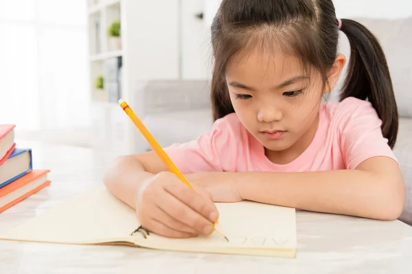 Foto de primer plano de los niños femeninos bonitos —  Fotos de Stock