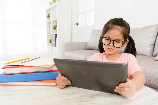 Adorável menina estudante usando tablet digital móvel — Fotografia de Stock