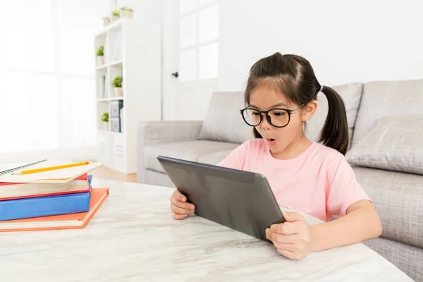Piękna dziewczyna dzieci przy użyciu komputera przenośnego pad — Zdjęcie stockowe