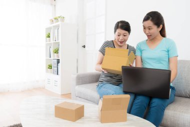 genç kız mobil bilgisayar online alışveriş kullanarak