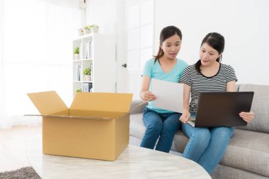 zarif genç bayan arkadaşlar mobil dizüstü bilgisayar kullanarak