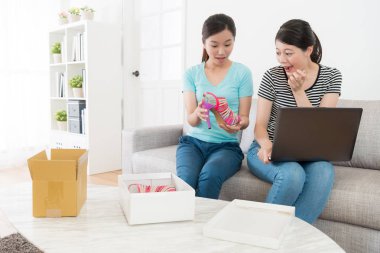 zarif bayan arkadaş hediye paketi açma