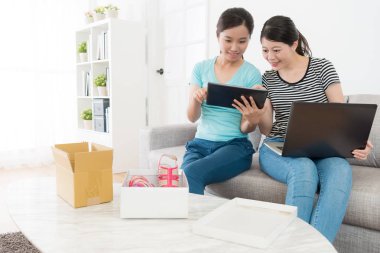 gülümseyen mutlu kız mobil dijital tablet kullanma