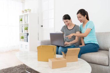 mutlu genç kız arkadaşlar mobil dizüstü bilgisayar kullanarak