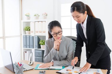 ofis çalışanı şirket pazarlama analiz raporlama