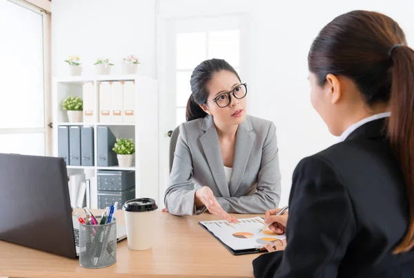 Business mensen vrouwen met vergadering in kantoor — Stockfoto