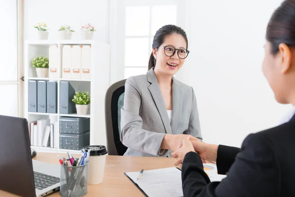 Gerente mujer apretón de manos con las ventas de negocios jóvenes —  Fotos de Stock