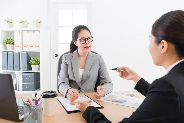 Bedrijf vrouwelijke collega's samen praten — Stockfoto