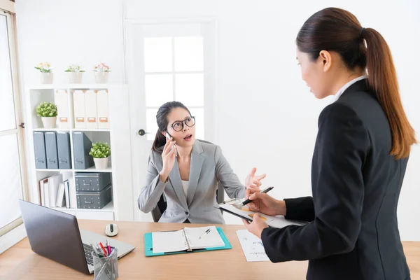 Manager zakenvrouw met behulp van mobiele telefoon — Stockfoto