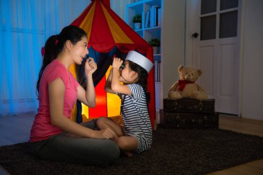 Sakal elbise kullanarak neşeli gülümseyen anne kadar