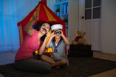 Genç şirin çocuk çocuk denizci teleskop kullanma