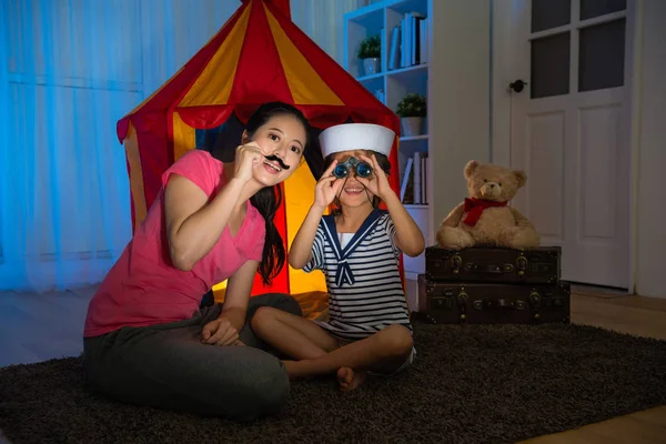 Gelukkig meisje kinderen als matroos met telescoop — Stockfoto