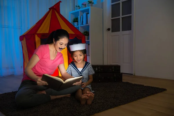 Kleine meisje kind matroos met haar prachtige moeder — Stockfoto