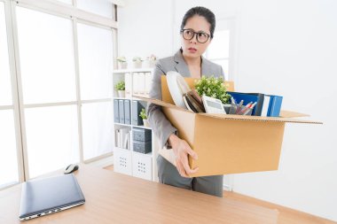 Kişisel öğeler kutusu tutarak işçisi kadın ofis