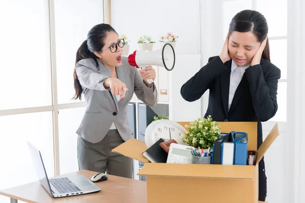 Bonita mujer jefe hablando con el trabajador de negocios —  Fotos de Stock