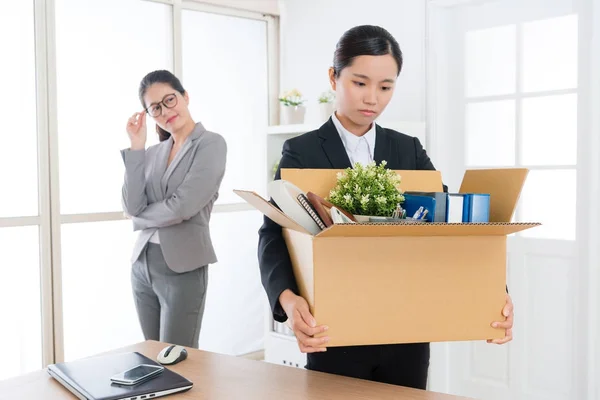 Glückliche Firmenmanagerin, die sich heiter fühlt — Stockfoto