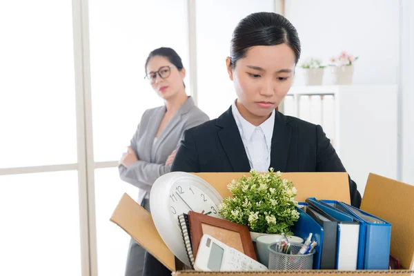 Triste bonita oficina trabajador chica perder empresa trabajo —  Fotos de Stock