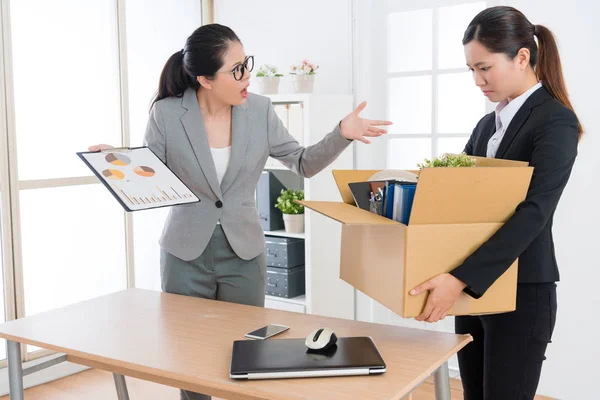 Jonge schoonheid meisje kantoormedewerker bedrijf baan te verliezen — Stockfoto