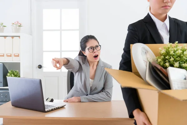 Business manager schreeuwen schuld werknemer meisje — Stockfoto