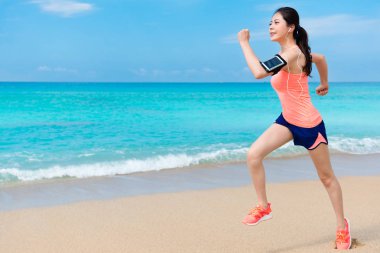 kulaklık taşıyan genç mutlu kadın atlet