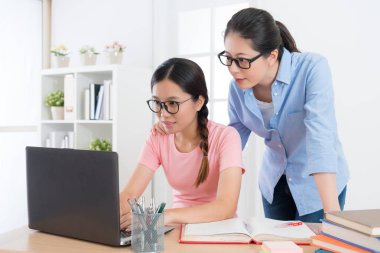 Mobil bilgisayar kullanarak gülümseyen güzel kadın öğrenci