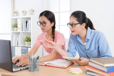 mobil dizüstü eğitim kullanarak üniversite öğrencisi