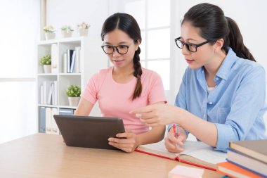 mutlu kız öğrenci mobil dijital tablet kullanma