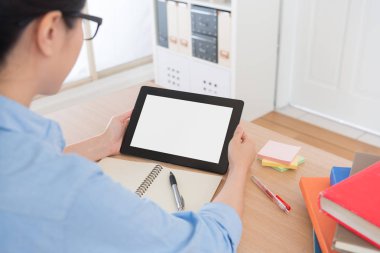 Mobil dijital tablo eğitim kullanarak kadın öğrenci