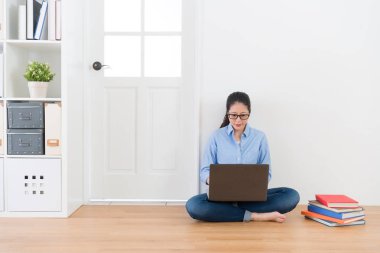 mobil dizüstü bilgisayar kullanarak katta oturan kadın öğretmen