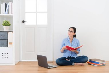 güzel üniversiteli öğrenci kız evde öğrenme