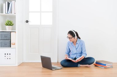 katta oturan kulaklık giyen zarif kız