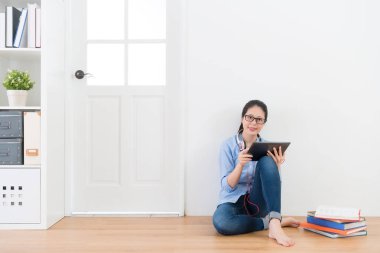 güzel genç kız öğrencinin bilgisayar kullanarak