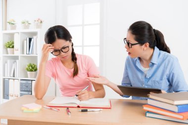 profesyonel genç kadın öğretmen kızgın hissediyor