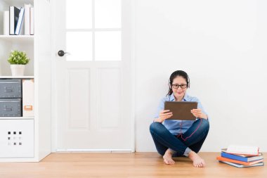 gülümseyen kadın öğrenci okul ödevlerini bitirdi