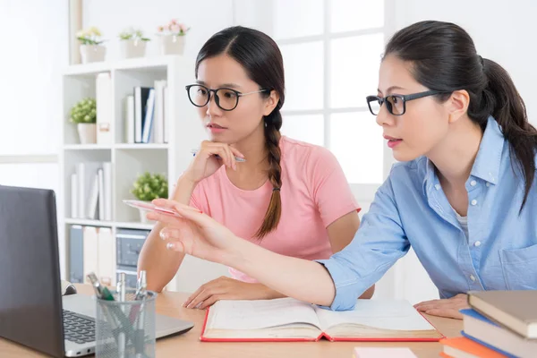 Profesor que estudia en casa utilizando el sistema de e-learning — Foto de Stock