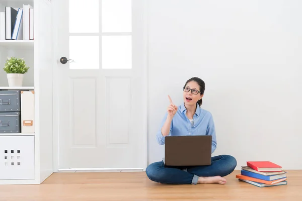 Woman sitting on floor at home using computer — Stock Photo, Image