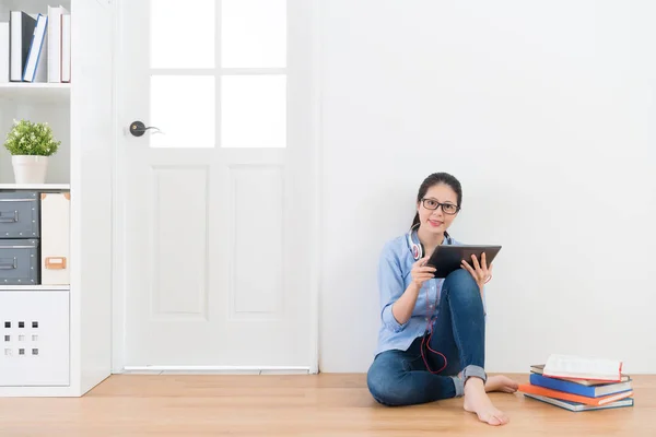 Belle jeune étudiante utilisant un ordinateur — Photo