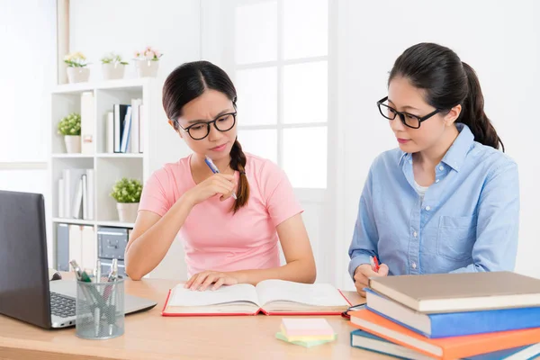 Bella bellezza studentessa sentimento confuso — Foto Stock