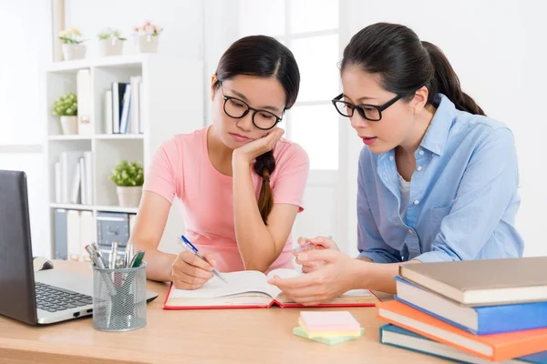 Atractiva estudiante universitaria haciendo tarea —  Fotos de Stock