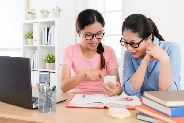 güzel kız öğrencinin cep telefonu kullanarak