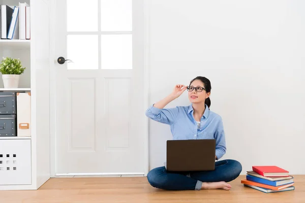 Estudiante femenina feliz estudiando con portátil móvil — Foto de Stock