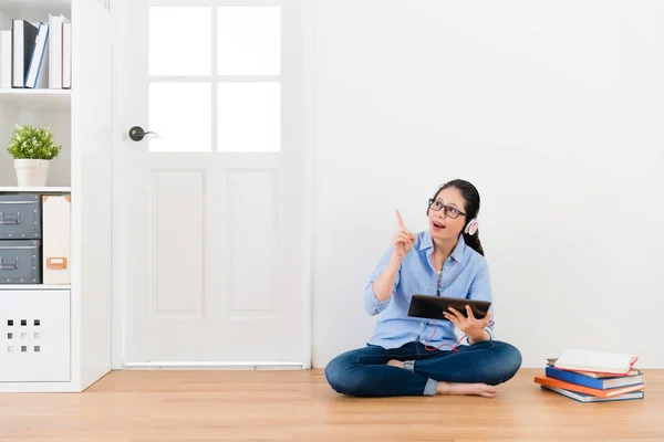 Joven estudiante universitaria teniendo buena idea — Foto de Stock