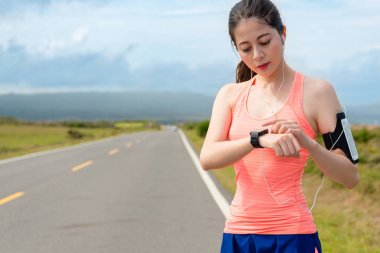 genç kadın atlet çalışan yolda planlama