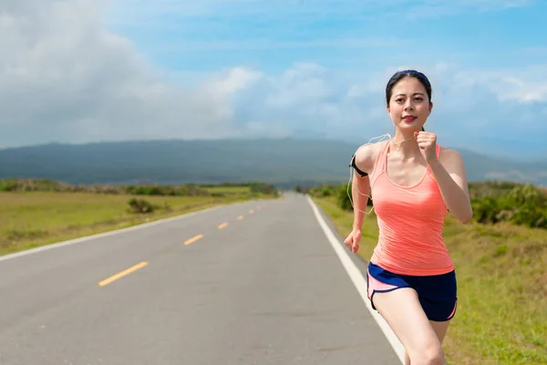 Happy beautiful woman jogger running on road — Stock Photo, Image