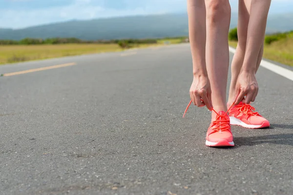 Vrouwelijke atleet koppelverkoop schoenveter klaar om te trainen — Stockfoto