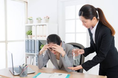 office cinsten bir misafirin patron duygu baş ağrısı