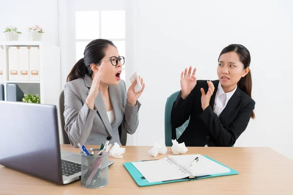 Aantrekkelijke vrouwelijke bedrijfsleider niezen — Stockfoto