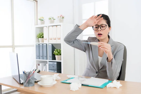 Hermosa señora trabajadora de oficina usando termómetro — Foto de Stock