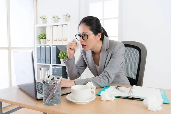 Mujer de negocios bastante joven usando portátil móvil — Foto de Stock