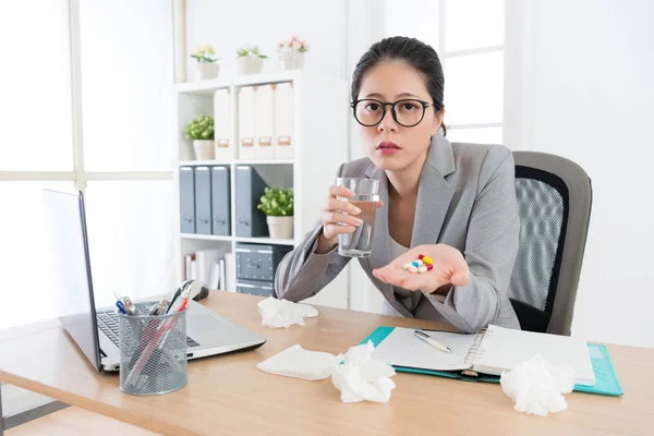 Verdriet jonge vrouwelijke beambte vangsten koud — Stockfoto